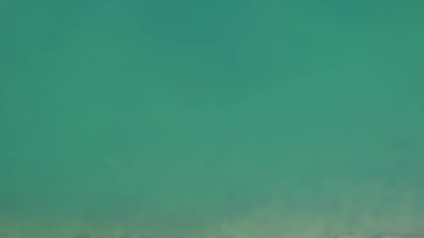 Изумрудный Цвет Воды Горного Озера Вид Сверху Беспилотника Зеленое Горное — стоковое видео