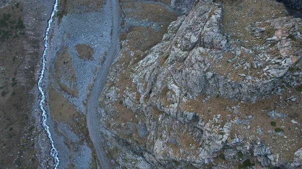Wysokie Góry Stromym Urwiskiem Wąwozie Rzece Wzdłuż Wąwozu Jest Polna — Zdjęcie stockowe