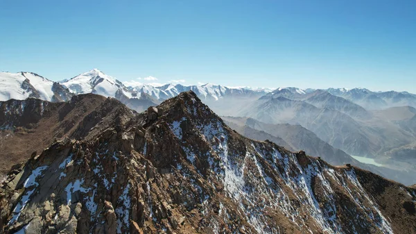 Picos Montanha Rochosos Nevados Uma Névoa Leve Vista Aérea Drone — Fotografia de Stock
