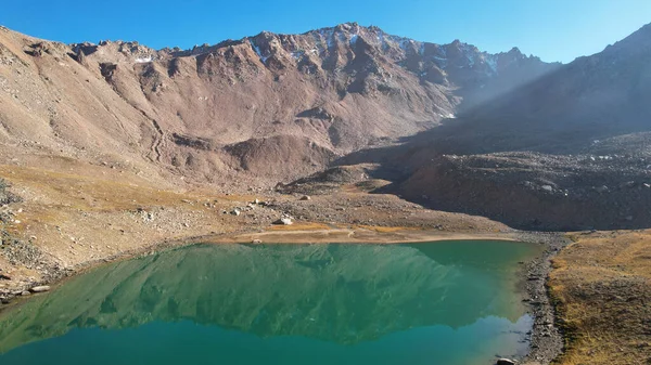 高山湖水的翡翠色 俯瞰青山湖面 映照群山 光滑透明的水 附近有一些大石头 哈萨克斯坦干草 — 图库照片