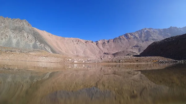 Průhledné Horské Jezero Obklopené Skalami Voda Jako Zrcadlo Odrážející Skály — Stock fotografie