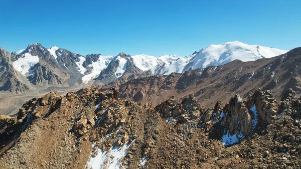 Karlı Dağlara Bakan Kayalık Bir Geçit Dik Kayalıklar Büyük Kayalar — Stok fotoğraf