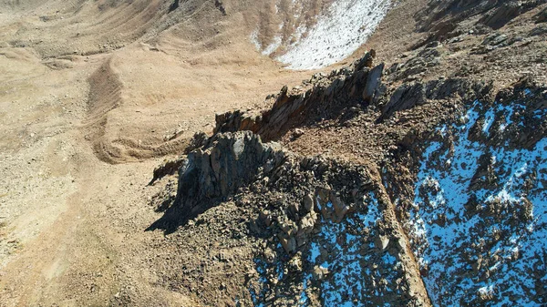 Ένα Βραχώδες Πέρασμα Θέα Χιονισμένα Βουνά Απόκρημνα Βράχια Και Μεγάλες — Φωτογραφία Αρχείου