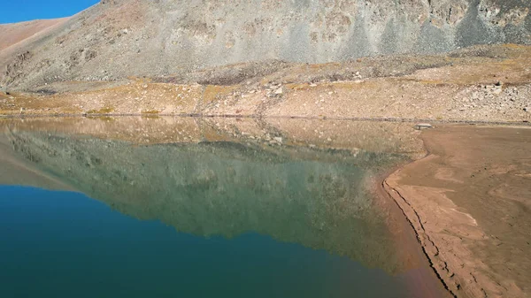 Bir Dağ Gölünün Sularının Zümrüt Rengi Dağların Yansıması Olan Yeşil — Stok fotoğraf
