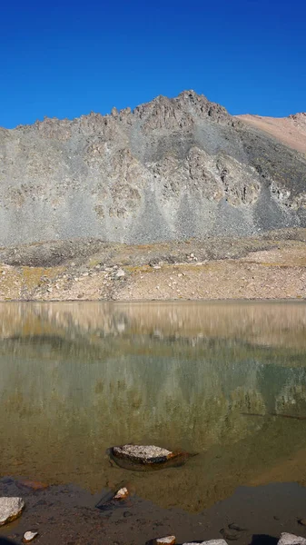 Lago Montaña Transparente Rodeado Rocas Agua Como Espejo Reflejando Las —  Fotos de Stock