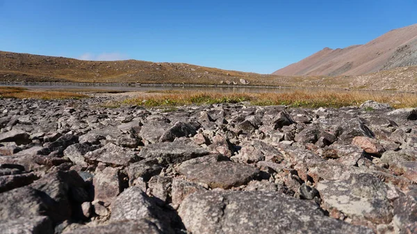 Dağlardaki Taşlardan Yapılmış Doğal Kaldırım Taşları Zler Moraine Gölüne Gidiyor — Stok fotoğraf