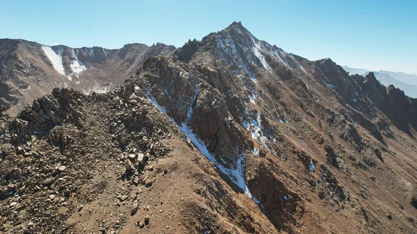 Passo Rochoso Com Vista Para Montanhas Nevadas Falésias Íngremes Rochas — Fotografia de Stock