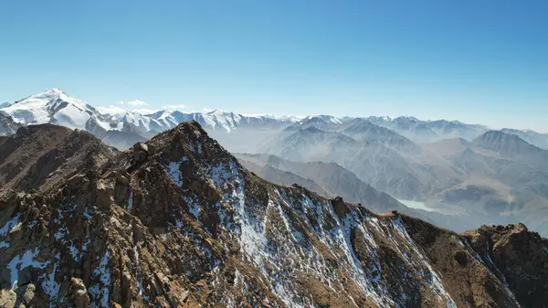 Picos Montanha Rochosos Nevados Uma Névoa Leve Vista Aérea Drone — Fotografia de Stock