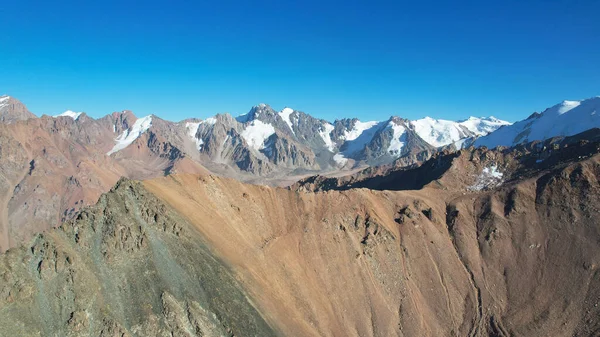 Karlı Dağlara Bakan Kayalık Bir Geçit Dik Kayalıklar Büyük Kayalar — Stok fotoğraf