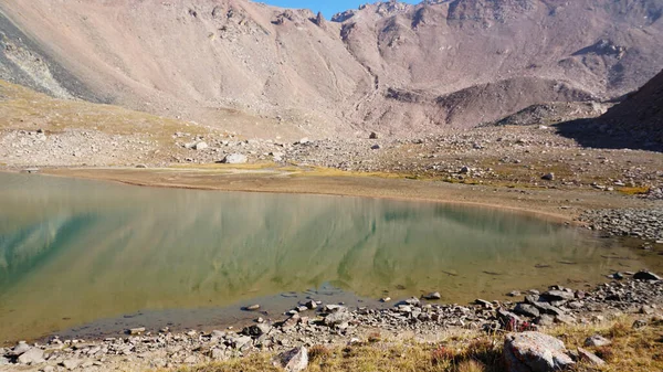 Etrafı Kayalarla Çevrili Şeffaf Dağ Gölü Kayaları Eğimi Yansıtan Bir — Stok fotoğraf