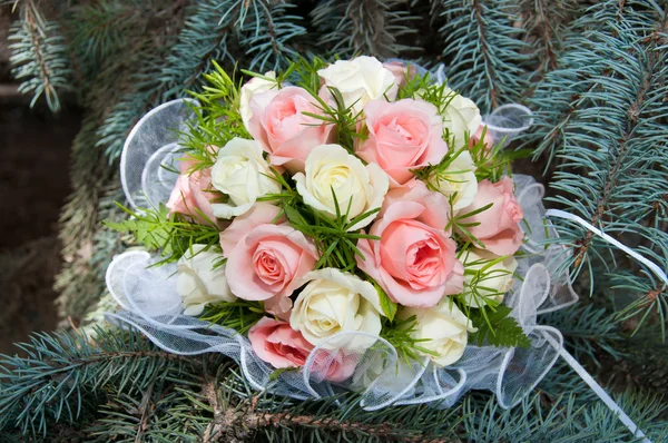 Bridal bouquet with white and pink rose on wedding day/wedding f — Stock Photo, Image