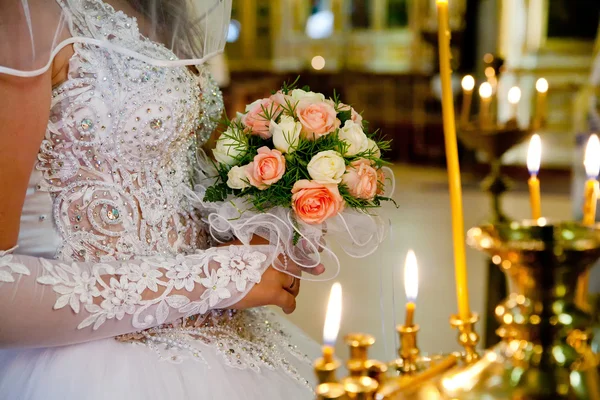 A menyasszony esküvő - belső egyházi szertartás Stock Fotó