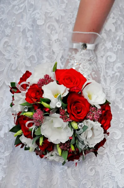 Boeket van rode en witte bloemen bruiloft — Stockfoto