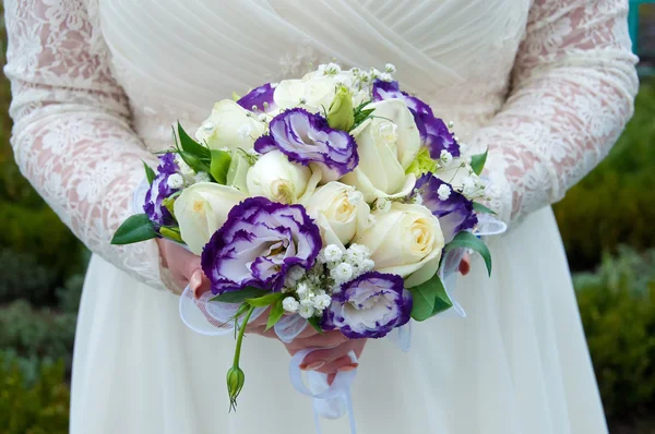 Kék és fehér virágok esküvői csokor — Stock Fotó