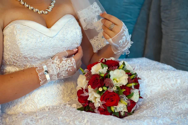 Bouquet da sposa di fiori rossi e bianchi — Foto Stock