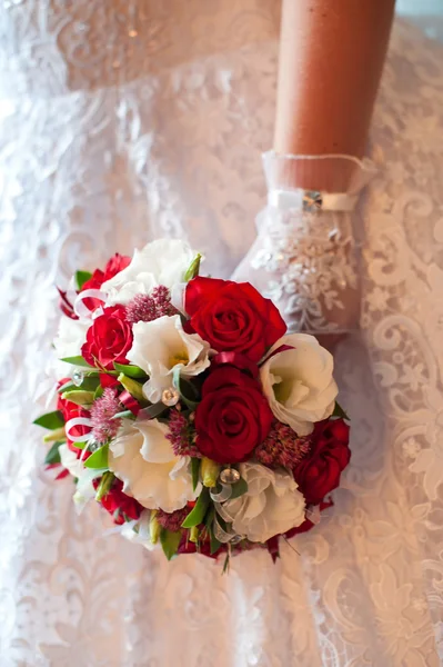 Boeket van rode en witte bloemen bruiloft — Stockfoto
