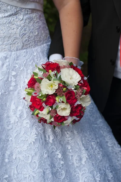 Свадебный букет из красных и белых цветов — стоковое фото