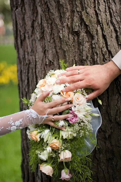 Bröllop bukett med rosa och vita blommor — Stockfoto