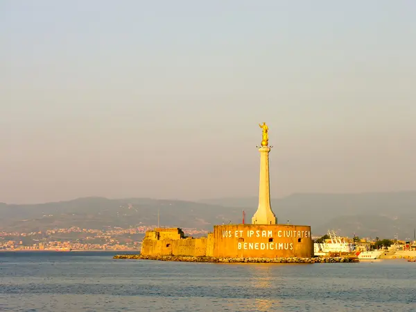 View of the city and the Madonna statue at the port entrance — Stock Photo, Image