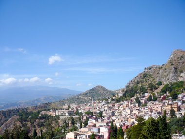 taormina dağlarla çevrili