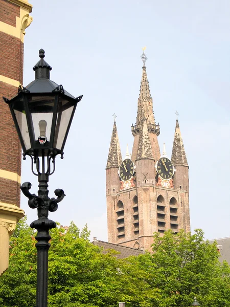 阳光明媚的阿姆斯特丹老教堂的视图 — 图库照片
