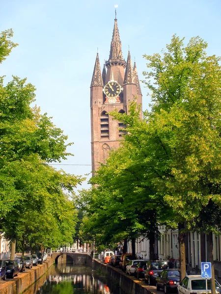 Amsterdam kanalutsikt med en kyrka — Stockfoto