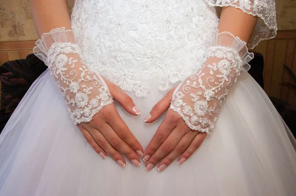 Un primo piano su una mano sposa . — Foto Stock