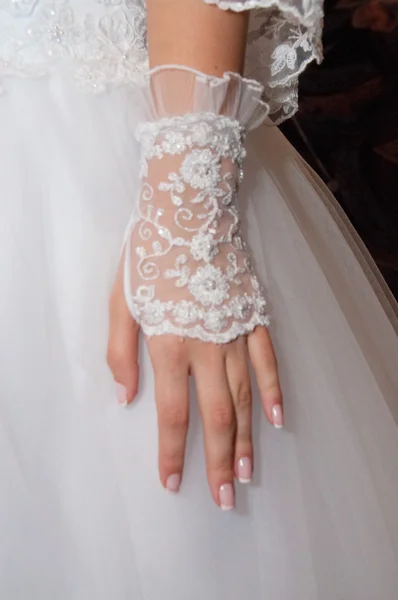 Un primo piano su una mano sposa . — Foto Stock