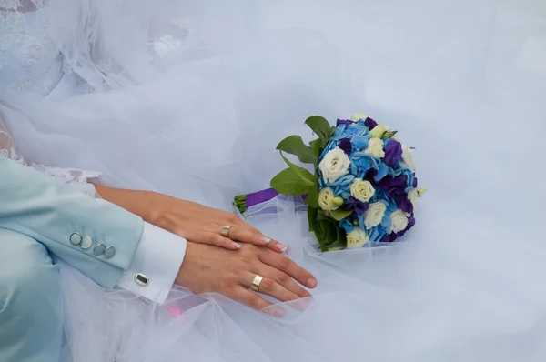 Hands with wedding rings and beautiful blue and white fresh flow — Stock Photo, Image