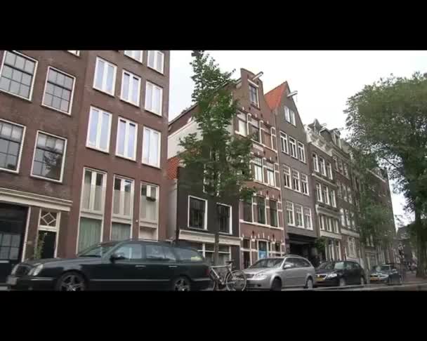 AMSTERDAM, THE NETHERLANDS - AUGUST 2011: вид на Амстердамский канал — стоковое видео
