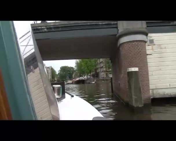 Amsterdam, Niederlande - august 2011: amsterdam canal boat view — Stockvideo