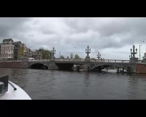 Amsterdam, Nederland - augustus 2011: boot-uitzicht op gracht van amsterdam — Stockvideo