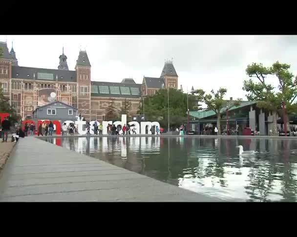 AMSTERDAM, THE NETHERLANDS - AUGUST 16, 2011: The Rijksmuseum Amsterdam museum area with the words I AMSTERDAM on August 16, 2011 in Amsterdam, Netherlands. — Stock Video