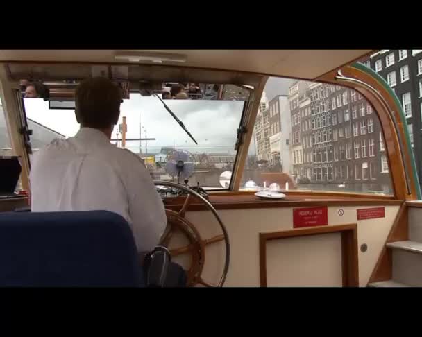 AMSTERDAM, PAÍSES BAJOS - AGOSTO 2011: Vista del barco del canal de Ámsterdam — Vídeos de Stock