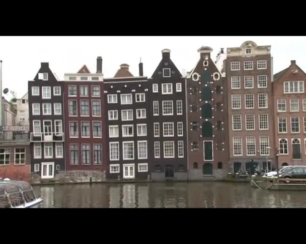 AMSTERDAM, PAÍSES BAJOS - AGOSTO 2011: Vista del barco del canal de Ámsterdam — Vídeo de stock