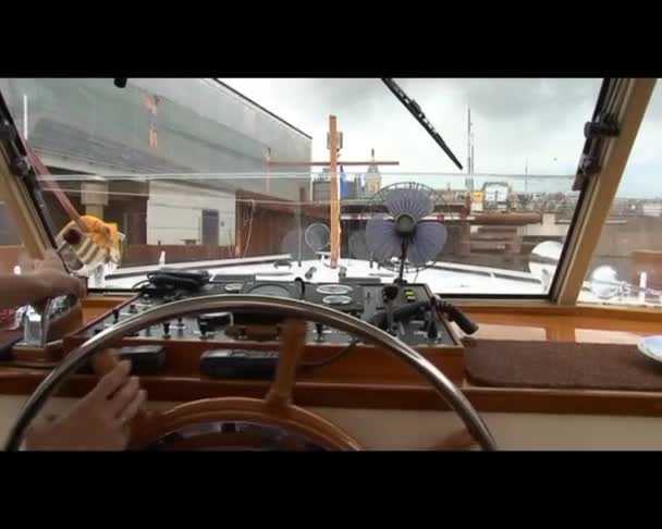 Amsterdam, Nizozemsko - srpen 2011: amsterdam canal loď zobrazení — Stock video