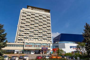 Chisinau, Kishinev, Moldova Cumhuriyeti - 02 Mayıs 2021: Şehir merkezindeki popüler Cosmos Hotel manzarası. SSCB zamanından kalma korunmuş binalardan biri..