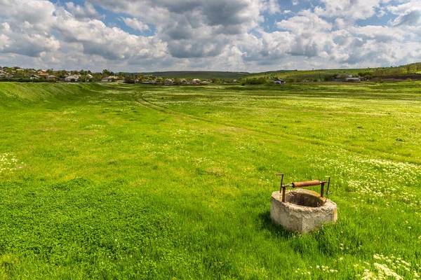 Alte Brunnenverkleidung Wasserentnahmestelle Auf Der Wiese Iurievca Gagauzja Republik Moldau — Stockfoto