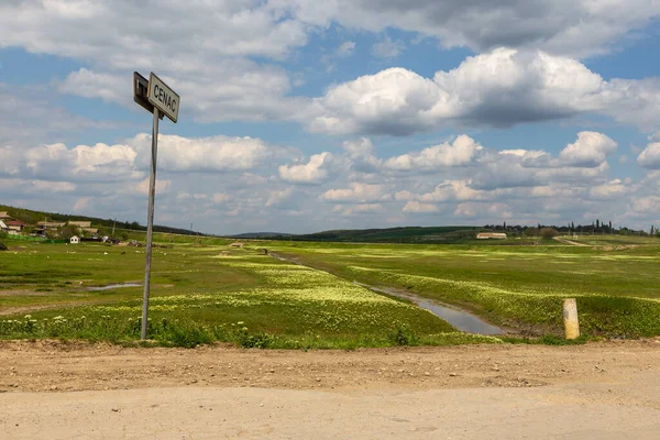 2016年5月2日 モルドバ共和国ガガウジャ 草原や畑の間の砂利道 春の田園風景 — ストック写真
