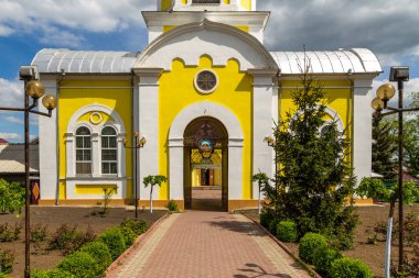 Comrat, Gagauzia, Moldova Cumhuriyeti - 02 Mayıs 2016: Comrat Katedrali Çan Kulesi. Gagauzia Özerk Bölgesi. Central Park 'ta güzel sarı bir kilise..