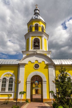Comrat, Gagauzia, Moldova Cumhuriyeti - 02 Mayıs 2016: Comrat Katedrali Çan Kulesi. Gagauzia Özerk Bölgesi. Central Park 'ta güzel sarı bir kilise..