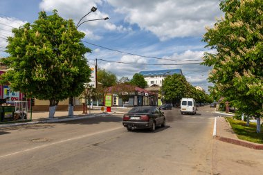Comrat, Gagauzia, Moldova Cumhuriyeti - 02 Mayıs 2016: Comrat Merkezi, Lenin Caddesi 'ndeki arabalar.
