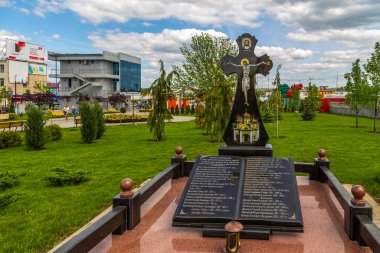 Comrat, Gagauzia, Moldova Cumhuriyeti - 02 Mayıs 2016: Şehir merkezindeki Lenin Caddesi 'ndeki Central Park manzarası. Kahramanların mezarı..