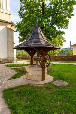 Moldova 'nın en eskilerinden biri olan Capriana Manastırı' nın su giriş noktası. Capriana, Moldova Cumhuriyeti.