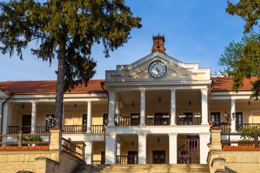Ortaçağ Moldova 'sında kurulan en eski manastırlardan biri olan Capriana Manastırı. Capriana, Moldova Cumhuriyeti .