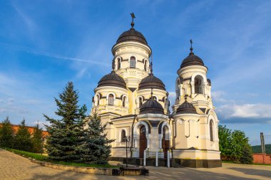 Ortaçağ Moldova 'sında kurulan en eski manastırlardan biri olan Capriana Manastırı' nın bir parçası olan kış körişi. Capriana, Moldova Cumhuriyeti .