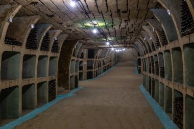 Moldova Cumhuriyeti 'nden Milesti Mici - 03 Mayıs 2016: Küçük bir Moldova köyündeki dünyanın en büyük üzüm bağlarının içi. Kireç taşı maden tünelleri.