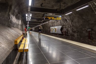 Stockholm, İsveç - 29 Mayıs 2016: Kungstradgarden metro istasyonunda bir kadın. Metro istasyonu, kayadan oyulmuş..