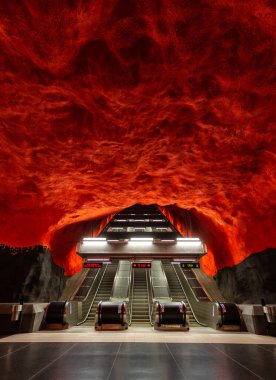 Stockholm, İsveç - 25 Haziran 2016: Solna Centrum İstasyonu 'nda yürüyen merdiven, kayadan oyulmuş metro istasyonu. Kırmızı duvarlar.