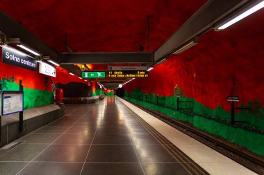 Stockholm, İsveç - 25 Haziran 2016: Solna Centrum İstasyonu, taştan oyulmuş metro istasyonu. Boyalı kırmızı duvarlar.